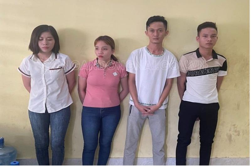 Từ trái qua phải: Triều, Trang, Hải, Tuấn tại trụ sở công an.