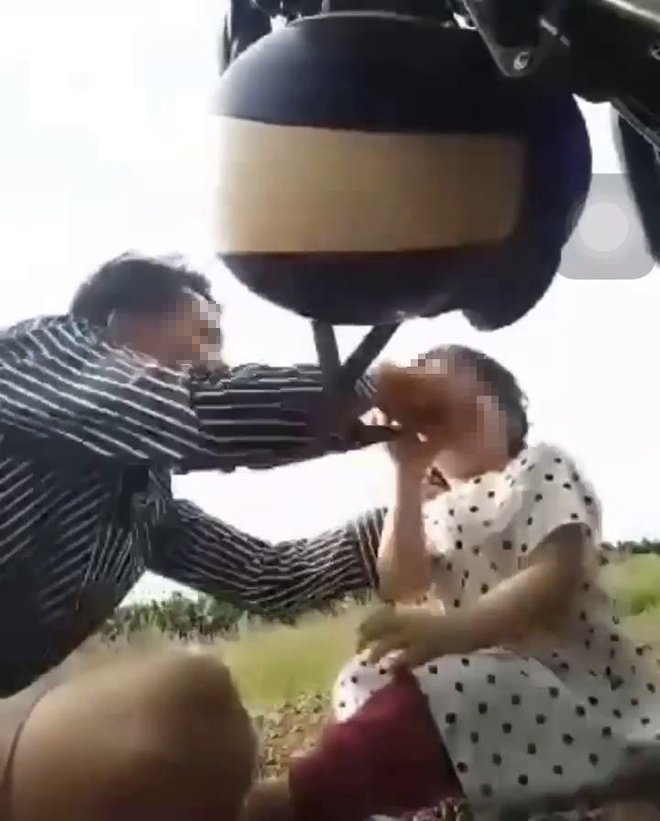 Hình ảnh người cha cho con gái 3 tuổi uống “nước lạ” trong chai (ảnh cắt clip)
