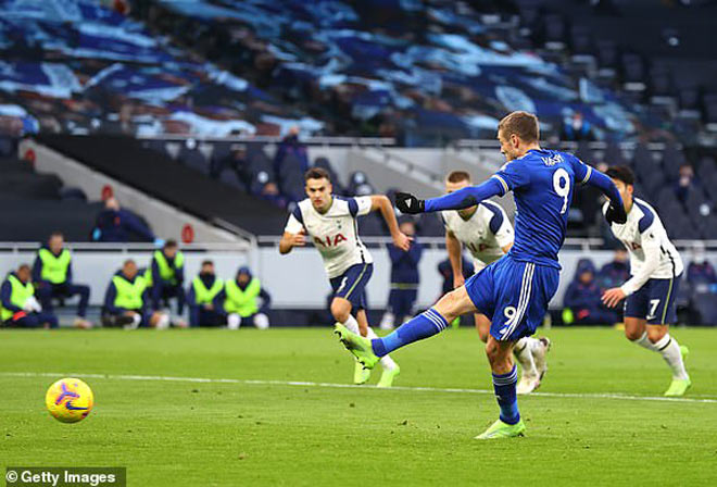 Jamie Vardy (Leicester City) trở thành cầu thủ đầu tiên trong lịch sử giải Ngoại hạng Anh ghi bàn vào lưới Tottenham trên 3 SVĐ khác nhau