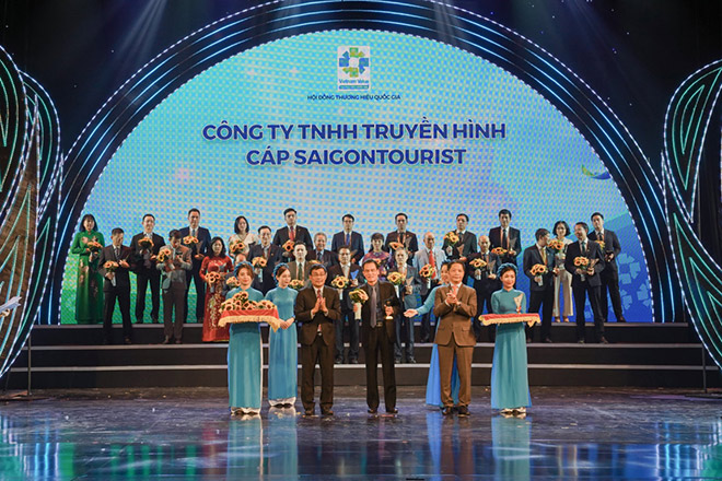 Ông Trần Văn Úy - Tổng giám đốc Truyền hình cáp SCTV nhận biểu trưng THQG 2020