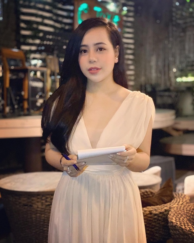 MC Đào Mỹ Linh (biệt danh Linh Barbie) là người đẹp đa tài với nhiều vai trò như MC truyền hình, ca sĩ và DJ. Hiện tại, DJ 9X đang làm BTV - MC của VTC 9, Truyền hình pháp luật Việt Nam, Truyền hình Xây dựng.
