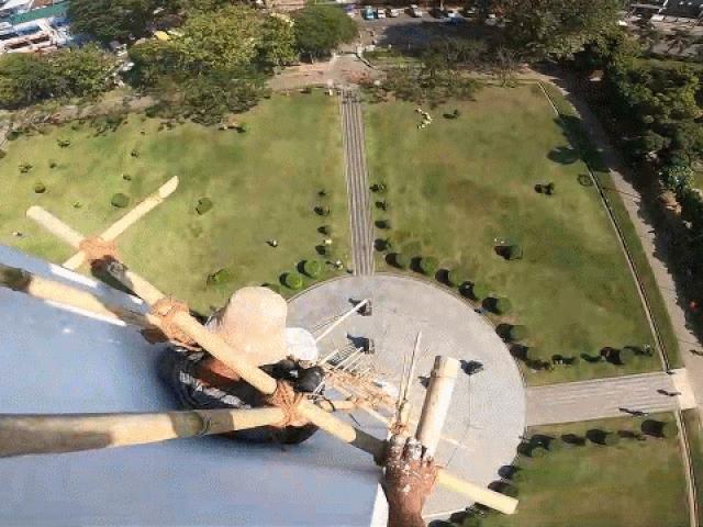 Media - Bất chấp tử thần, thợ xây chân trần leo lên giàn giáo tre 50m