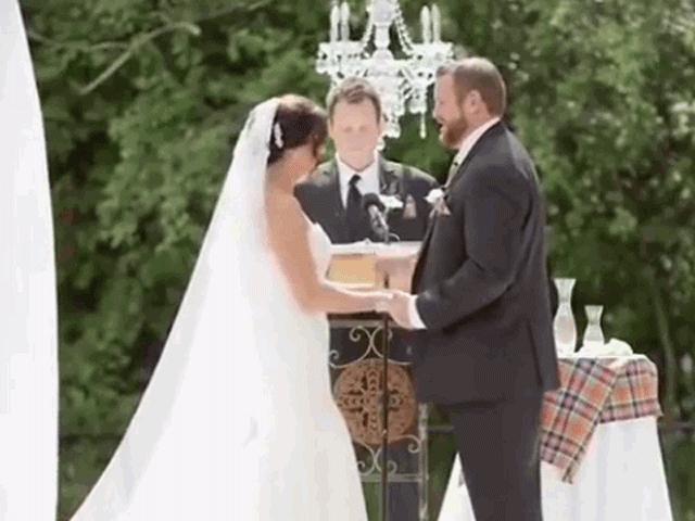 Bạn trẻ - Cuộc sống - Clip: Đang làm lễ, chú rể tát thẳng vào mặt cô dâu và sự thật bất ngờ