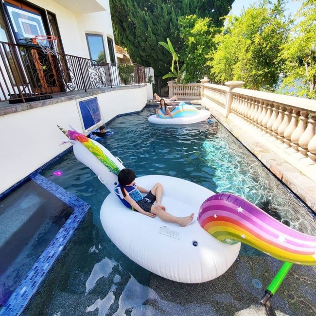 Trong căn biệt thự, vợ chồng cô còn thiết kế xây dựng bể bơi để cả nhà được thỏa sở thích. 
