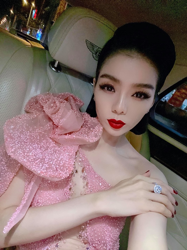 Xuất hiện tại đêm Chung kết Hoa hậu Việt Nam 2020 trước đó, Lệ Quyên thu hút sự chú ý khi diện chiếc đầm hồng lệch vai gợi cảm. Tuy nhiên, chiếc nhẫn kim cương trên tay người đẹp mới là điểm nhấn.
