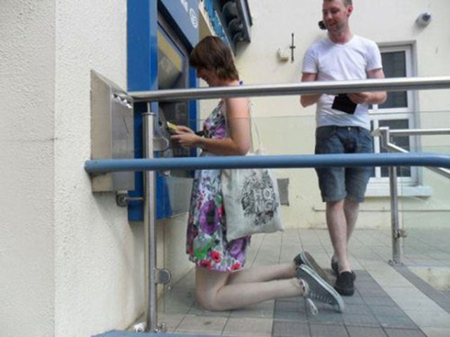 Tranh vui - Đứng hình với loạt công trình "thảm họa" của ngành xây dựng