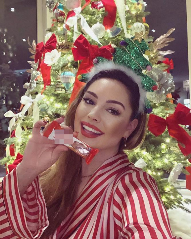 Chị em nhà Kim Kardashian mặc gợi cảm đón Noel - 9