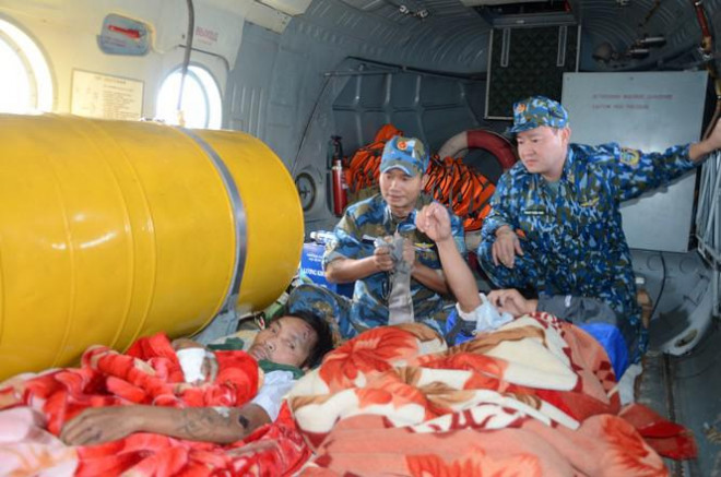 Quân y Trung đoàn 930 thăm khám cho người bị nạn trên máy bay