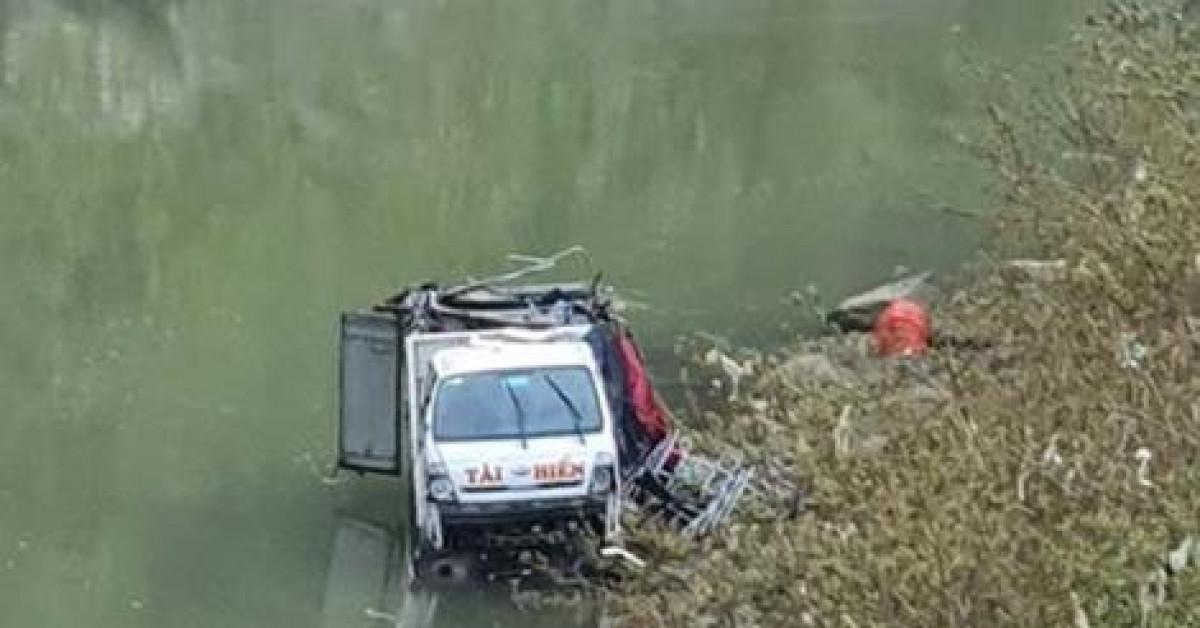 Tin tức trong ngày - Tài xế ngủ gật, ô tô lao xuống vực sâu 40m