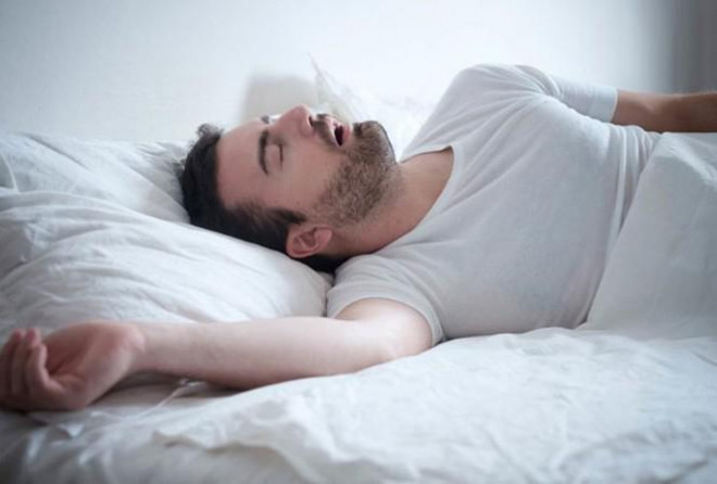 Những thói quen khi ngủ "giết hại" sức khỏe, giảm cả chục năm tuổi thọ - 1