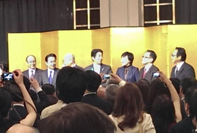 Ông Shinzo Abe tham dự một bữa tiệc tối trong một sự kiện ngắm hoa ánh đào vào tháng 4/2019. (Ảnh: Kyodo)
