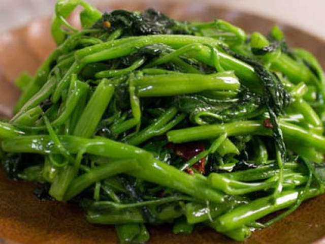 Ẩm thực - Chị em cần thuộc "nằm lòng" bí quyết này để rau xào luôn xanh mướt, bóng đẹp