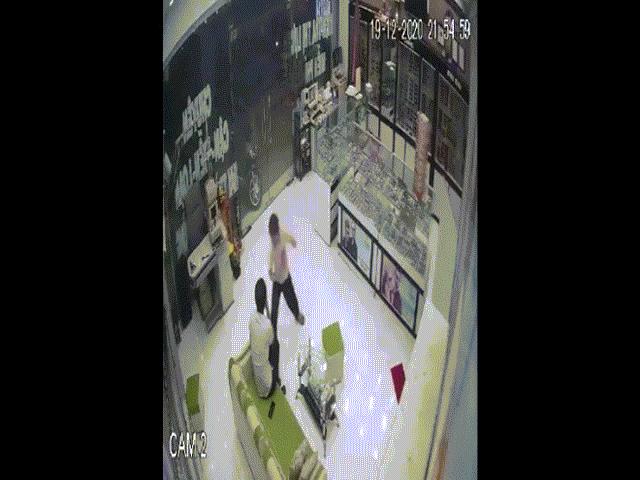 Bạn trẻ - Cuộc sống - Clip: Dân mạng thích thú trước người chồng "kiên nhẫn nhất quả đất"