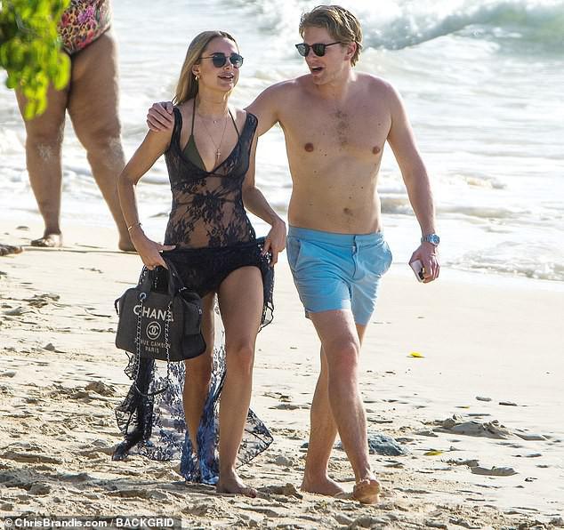 Kimberley Garner đẹp như tạc tượng với bikini - 9
