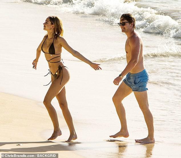 Kimberley Garner đẹp như tạc tượng với bikini - 13