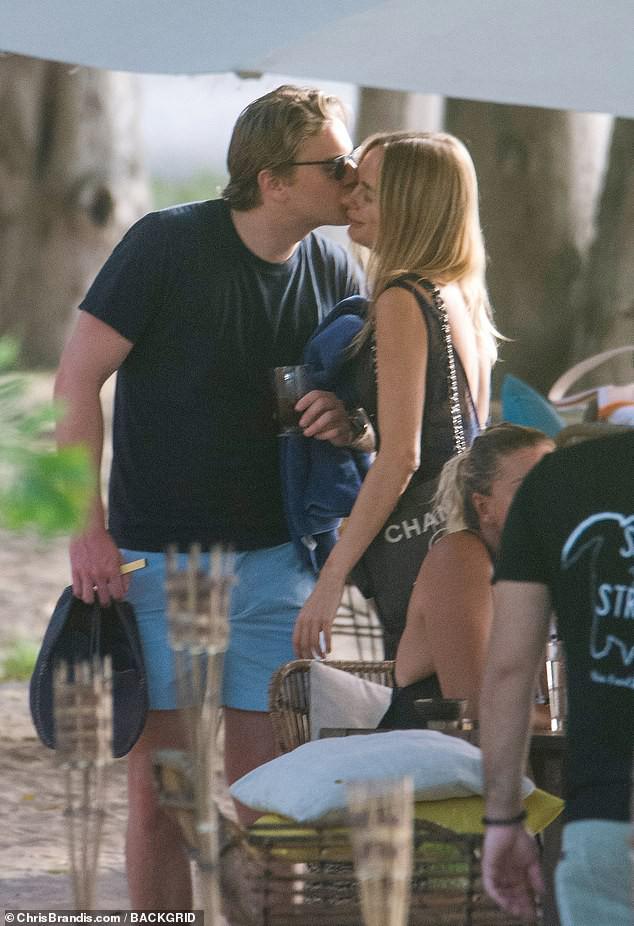 Kimberley Garner đẹp như tạc tượng với bikini - 18