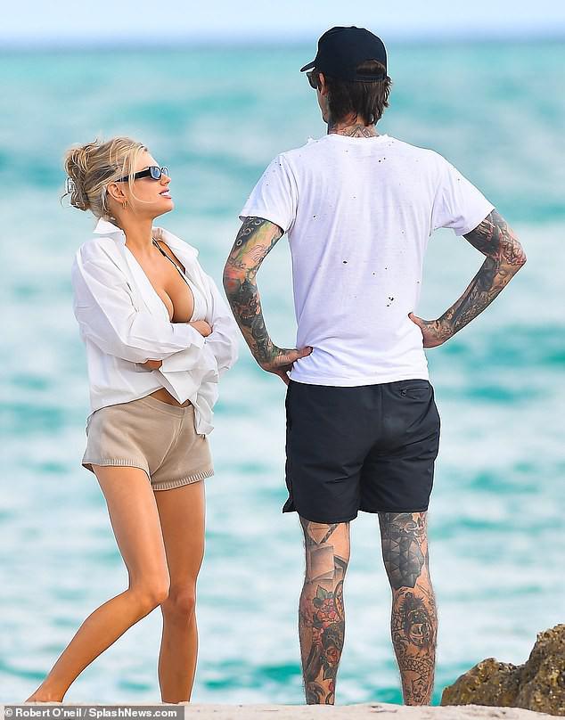 Người mẫu gợi cảm Charlotte McKinney tắm biển cùng bạn trai ở Miami - 3