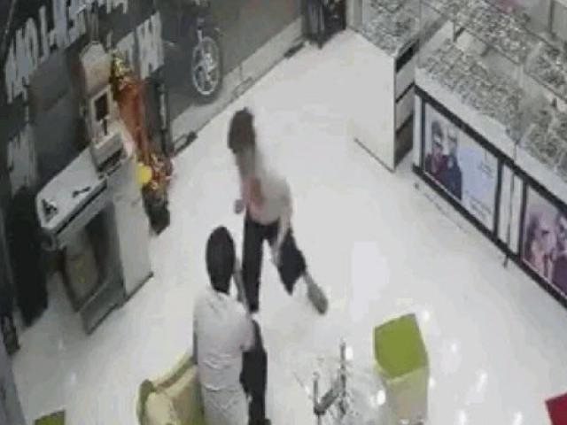 Media - Luyện thành công "nhẫn nhịn chưởng", chồng ngồi yên để vợ đấm đá