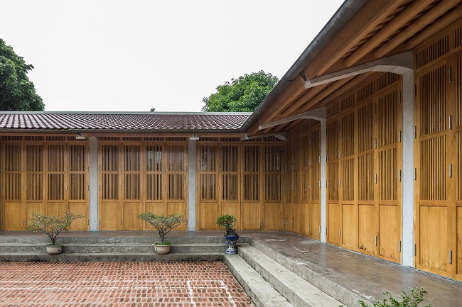 Tổng diện tích công trình là 1.200m2, trong đó diện tích mặt sàn là 450m2, bao gồm 5 phòng ngủ, bếp, phòng thờ và phòng sinh hoạt chung tương đối rộng.
