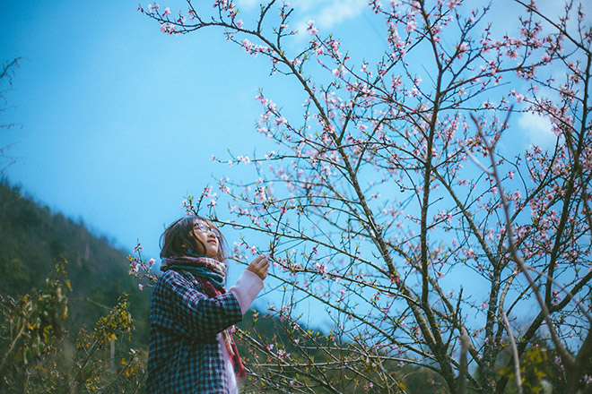 Thả mình trong không khí trong lành sáng sớm và rừng đào khoe sắc ở Sapa.