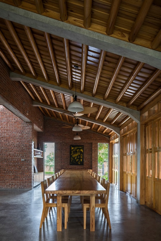 Nội thất được làm bằng gỗ xoan, tường gạch mộc kết hợp bê tông tạo nên không gian thân thiện, ấm cúng và truyền thống.
