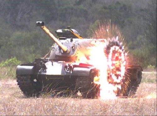 Tên lửa chống tăng Kestrel phá hủy một xe tăng giả định trong cuộc tập trận.