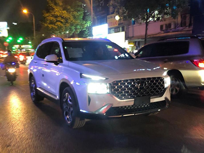 Hyundai Santa Fe 2021 xuất hiện tại Hà Nội, lăn bánh trên phố gây chú ý - 1