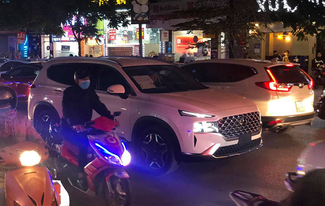 Hyundai Santa Fe 2021 xuất hiện tại Hà Nội, lăn bánh trên phố gây chú ý - 2