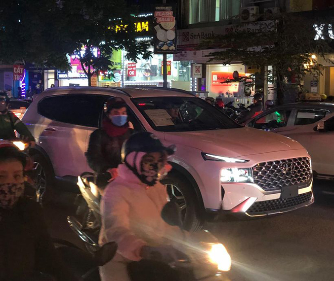Hyundai Santa Fe 2021 xuất hiện tại Hà Nội, lăn bánh trên phố gây chú ý - 4