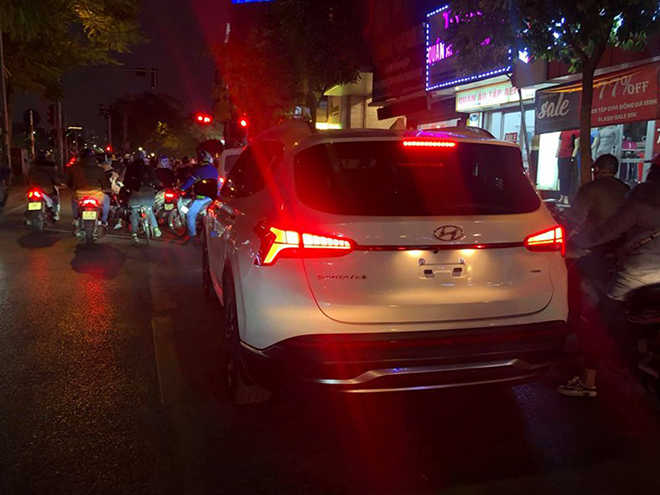 Hyundai Santa Fe 2021 xuất hiện tại Hà Nội, lăn bánh trên phố gây chú ý - 6