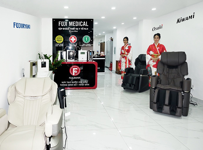 Máy lọc nước ion kiềm và ghế massage tại văn phòng mới của Fuji Medical Việt Nam
