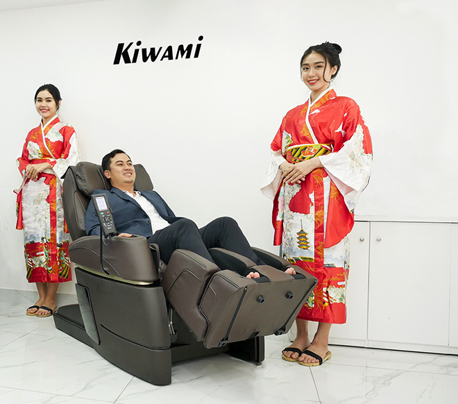 Quan khách trải nghiệm ghế massage Kiwami