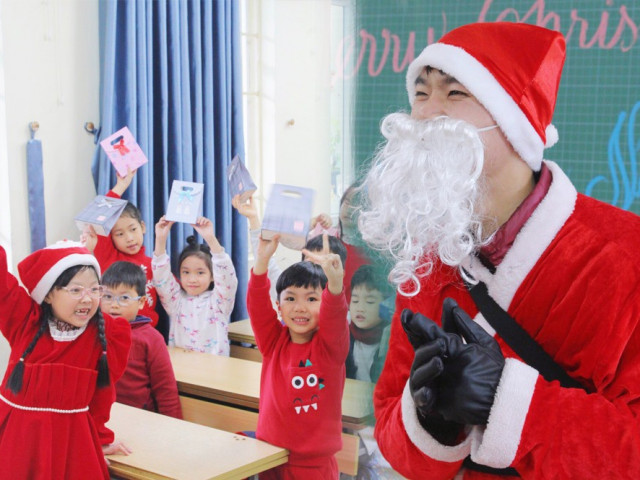 Bạn trẻ - Cuộc sống - Ngày làm việc bận rộn của "ông già Noel" 9x tại Hà Nội
