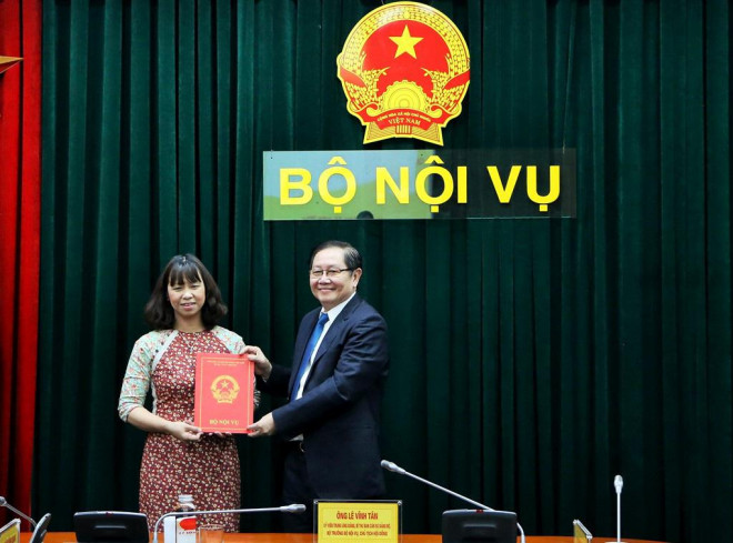 Bộ trưởng Bộ Nội vụ Lê Vĩnh Tân trao quyết định bổ nhiệm tân Vụ trưởng Vụ Kế hoạch - Tài chính