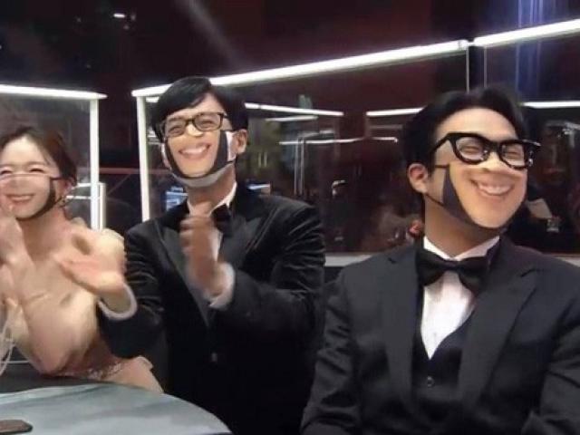 Media - "Ôm bụng cười" với lễ trao giải chống COVID-19: Đeo khẩu trang cười, dùng gậy trao giải