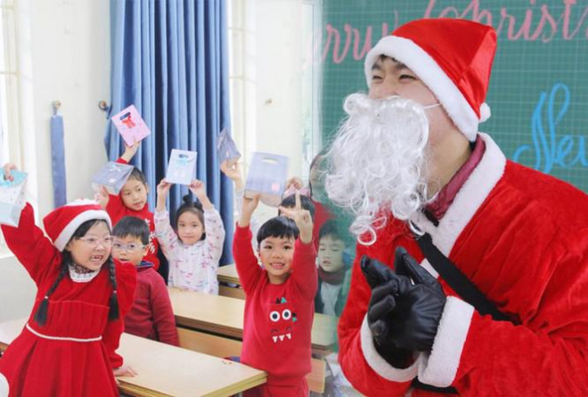 Một ngày bận rộn của "ông già Noel" 9x tại Hà Nội - 1