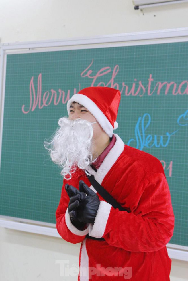 Anh Nguyễn Văn Hiếu, sinh năm 1996 đã có gần 3 năm gắn bó với công việc hóa trang thành ông già Noel mỗi dịp Giáng sinh. Đây là công việc "tay trái", chỉ mang tính thời vụ song anh Hiếu dành rất nhiều tâm huyết