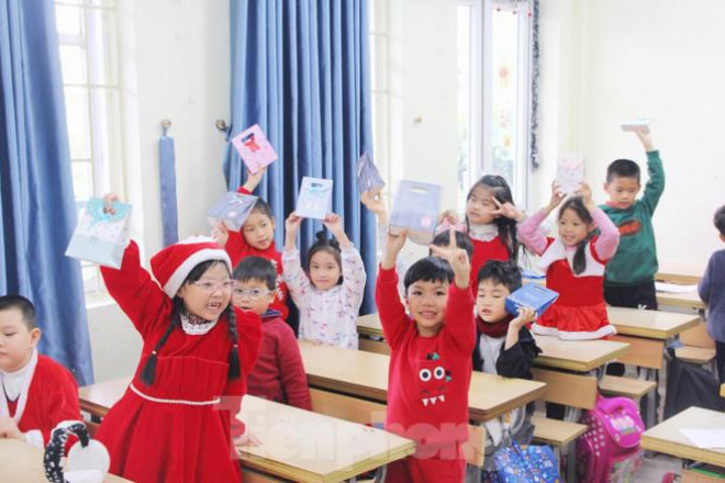 Các bé không giấu được sự phấn khích, hào hứng khi được gặp ông già Noel và cầm trên tay những gói quà xinh xắn 