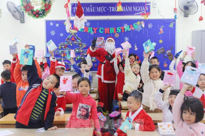 Chiều ngày 22/12, theo lịch "đặt hàng" của đại diện ban phụ huynh, "ông già Noel" 9x có mặt tại một lớp học của Trường Tiểu học Nguyễn Tri Phương (Ba Đình- Hà Nội)
