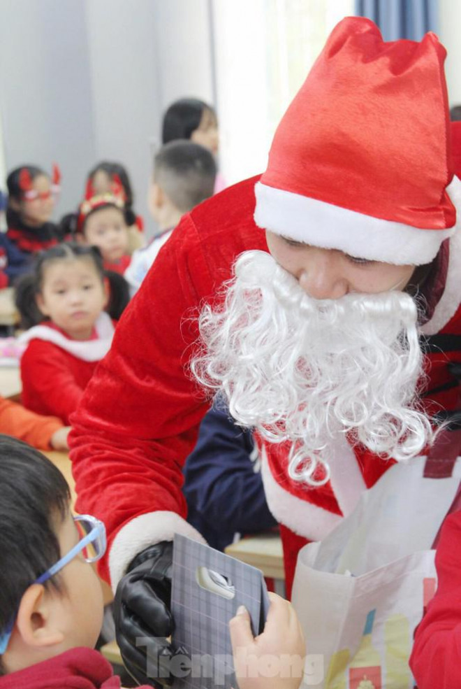 Dịch vụ hóa trang làm ông già Noel được anh Hiếu kết hợp cùng hai người bạn thực hiện. Cả ba vừa là chủ, vừa làm các công việc như quảng cáo, chuẩn bị phục trang,... và trực tiếp đi phát quà. Những năm trước, cả nhóm chủ yếu đi phát tờ rơi, sau đó chuyển sang tập trung quảng cáo dịch vụ trên mạng xã hội