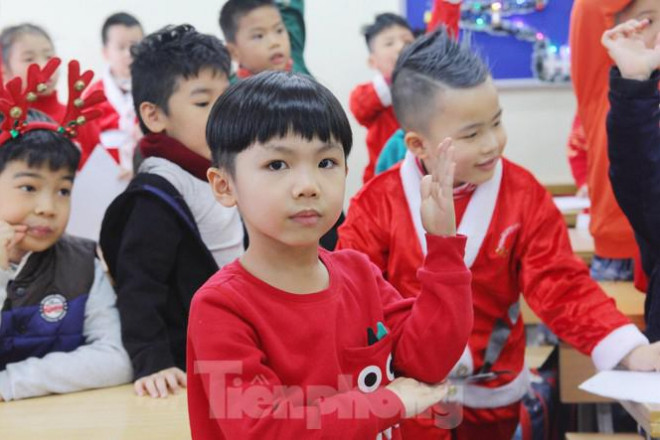 Đã theo đuổi công việc này khá lâu, anh Hiếu gặp không ít những tình huống ngộ nghĩnh từ các bạn nhỏ. "Các em bé thường rất thật, rất tự nhiên. Nhiều em hỏi tại sao ông già Noel không đi qua ống khói, sao lại tặng quà này, quà kia,... mình phải trả lời thật khéo léo để các bé luôn vui và hào hứng" 