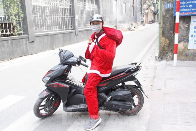 Chia tay các bé ở Tiểu học Nguyễn Tri Phương, anh Hiếu lại tiếp tục ghé thăm một trường mầm non khác trên địa bàn thành phố. "Ông già Noel" tuy không ngồi xe kéo, không đi cùng tuần lộc nhưng vẫn mang lại niềm vui đến cho các bạn nhỏ vào mỗi dịp Giáng sinh 