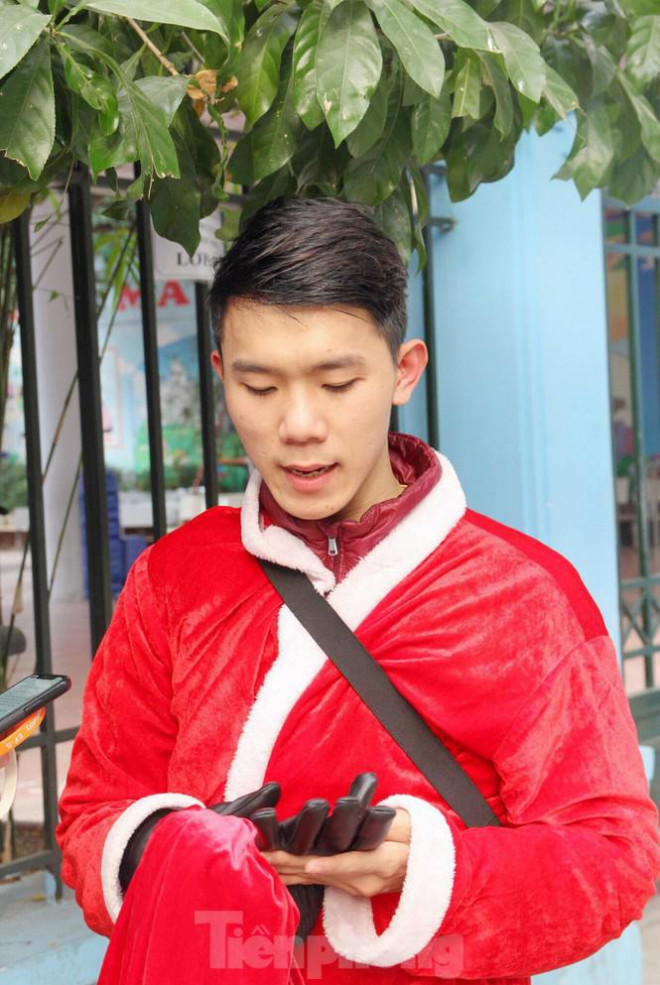 Anh Nguyễn Văn Hiếu cho biết đây không phải là công việc quá khó khăn, đôi khi chỉ vất vả lúc đi đường hoặc gặp các lớp học đông, cần ổn định các bé và tổ chức trò chơi 