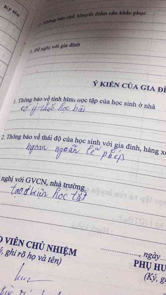 Mặc dù biết con "có học bài bao giờ đâu" nhưng ông bố này vẫn phê "có ý thức học bài" để giữ mặt mũi cho con. (Ảnh: Bui Ngoc)