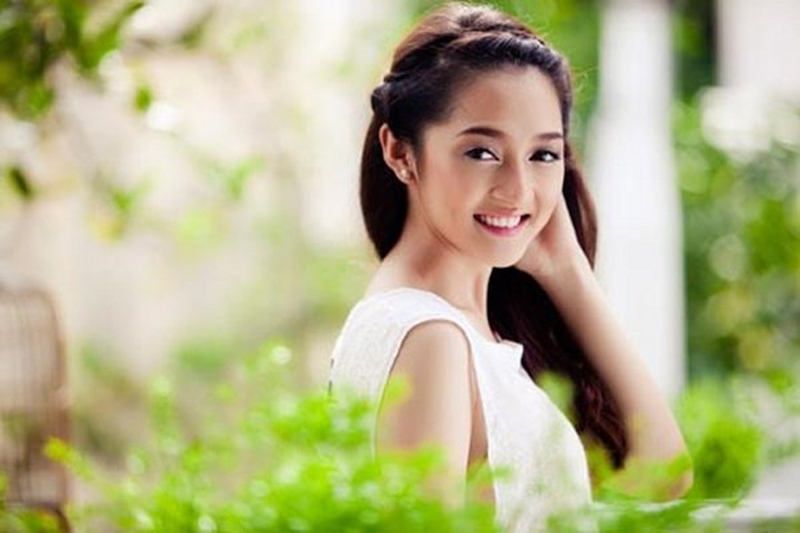 Người ta thấy Bảo Anh có những lựa chọn trang phục khá an toàn với kiểu ăn mặc "gái ngoan". Kể cả cách trang điểm hay làm tóc của Bảo Anh cũng không có nhiều thay đổi.