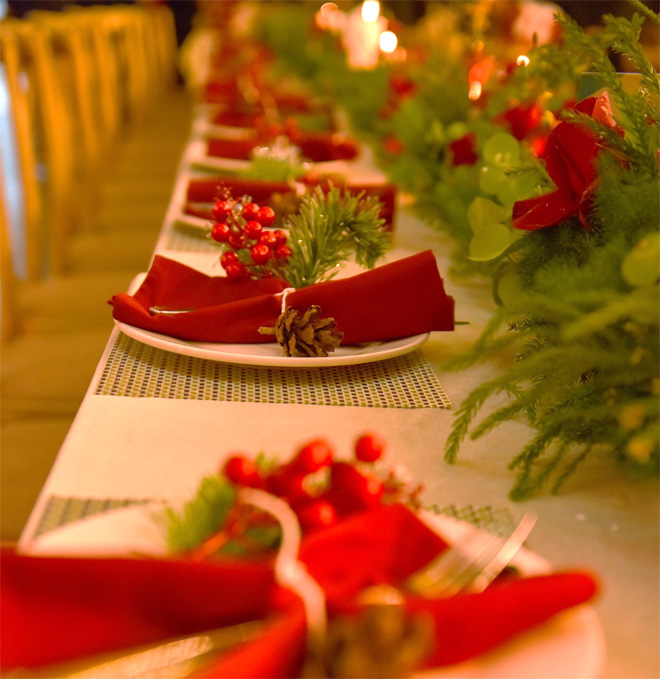Từng chi tiết nhỏ được sắp xếp kĩ lưỡng, như trang trí bàn ăn với lá thông, lá tùng tươi, quả thông khô, tạo nên không khí Giáng sinh hoàn hảo