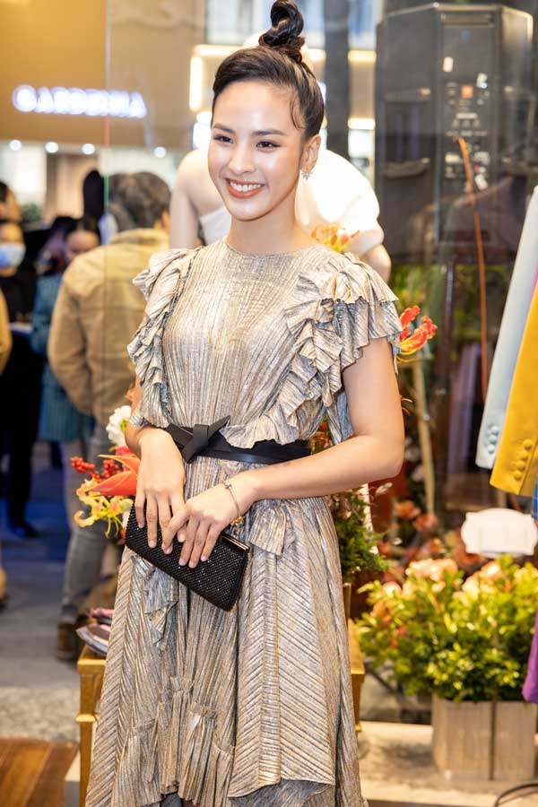 Quỳnh Nga quyến rũ trong bộ váy xếp nếp.