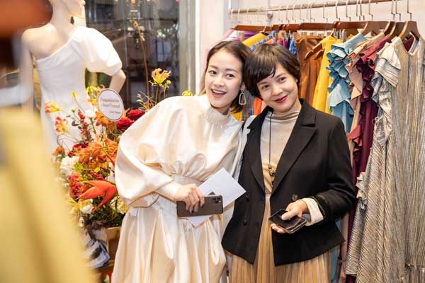 MC Phí Linh và Diễm Quỳnh trẻ trung tại sự kiện thời trang.