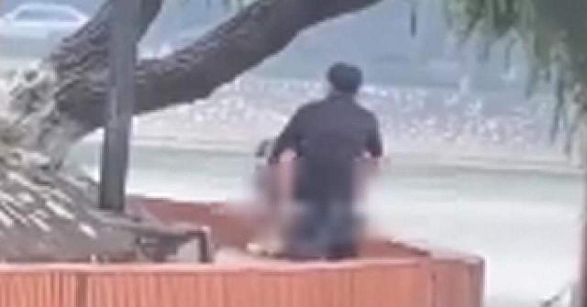 Bạn trẻ - Cuộc sống - Clip đôi trẻ thản nhiên “diễn cảnh nóng” trong công viên ở Hưng Yên