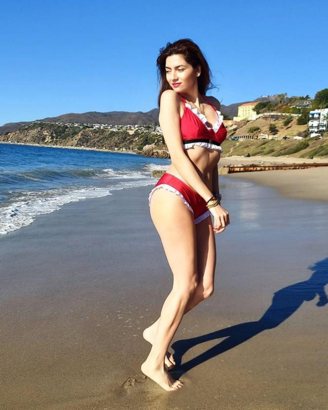 Sao Hollywood Blanca Blanco mặc bikini đỏ rực trên biển Malibu - 4